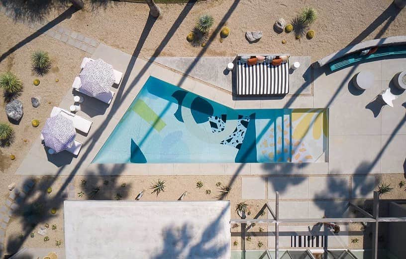 Design Milkさんのインスタグラム写真 - (Design MilkInstagram)「Los Angeles based design studio Bells + Whistles was recently tapped for the renovation of an iconic Wexler in Rancho Mirage, California. The house, built in 1957 by iconic architect Donald Wexler as part of Thunderbird North, was transformed into a quintessential California getaway house with bright, modern furniture and decor while leaving the original structure untouched to honor to midcentury spirit. The renovated residence, named @marrow_midcentury, spans 3,380 square feet, all of which were transformed by @bellsandwhistlesdesign with injections of vivid color, hypnotic pattern, and desert magic. \\\ Read more about Marrow Midcentury at the link in bio. 🔗  📷 : @madelinetolle  🖌 : @alexproba」1月14日 1時49分 - designmilk