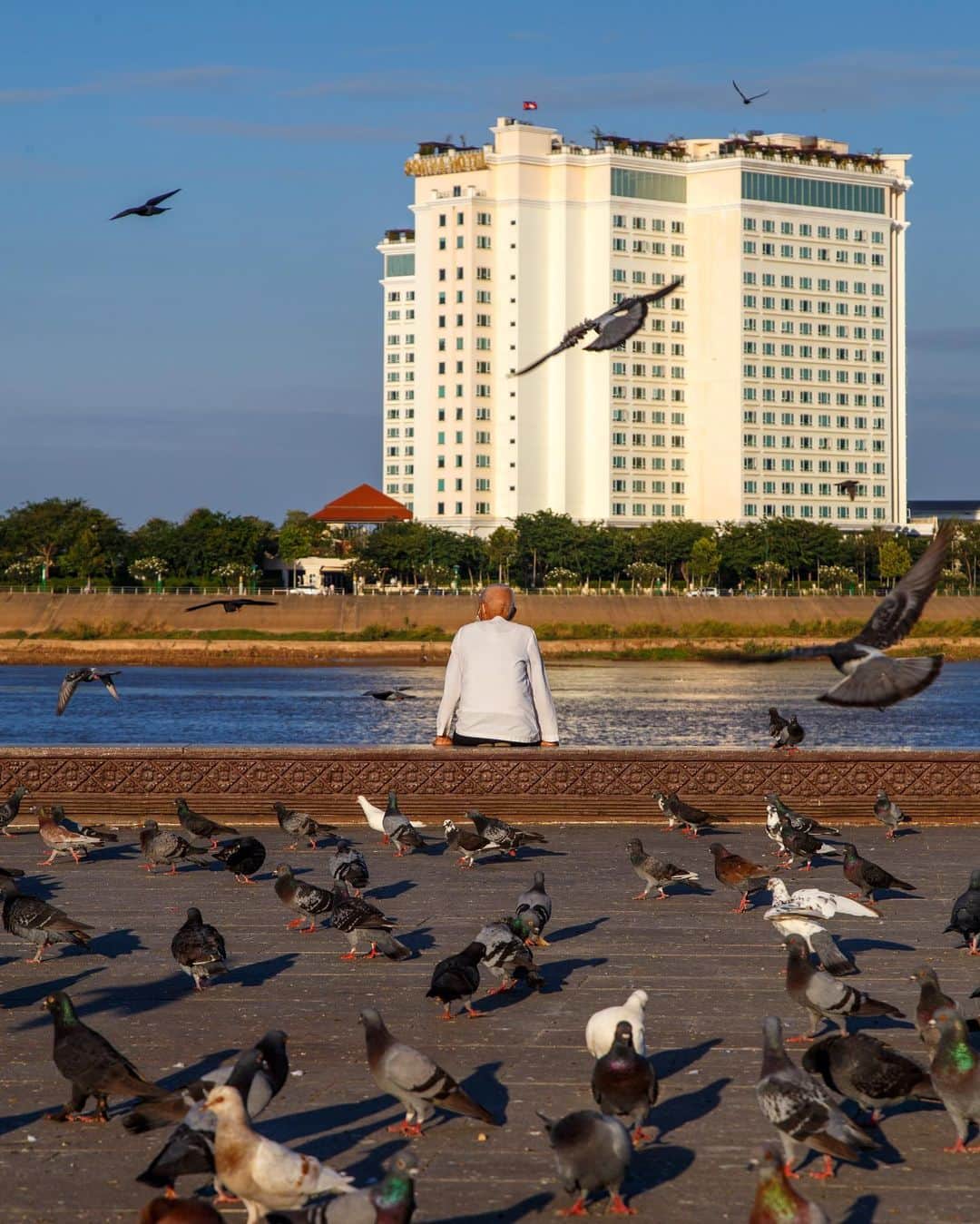 Shunsuke Miyatakeのインスタグラム：「A nun lost in thought, Phnom Penh, Cambodia  Riot at the Capitol. Surveillance capitalism. Toxic Internet Culture.  It's time to think what matters to our life.」