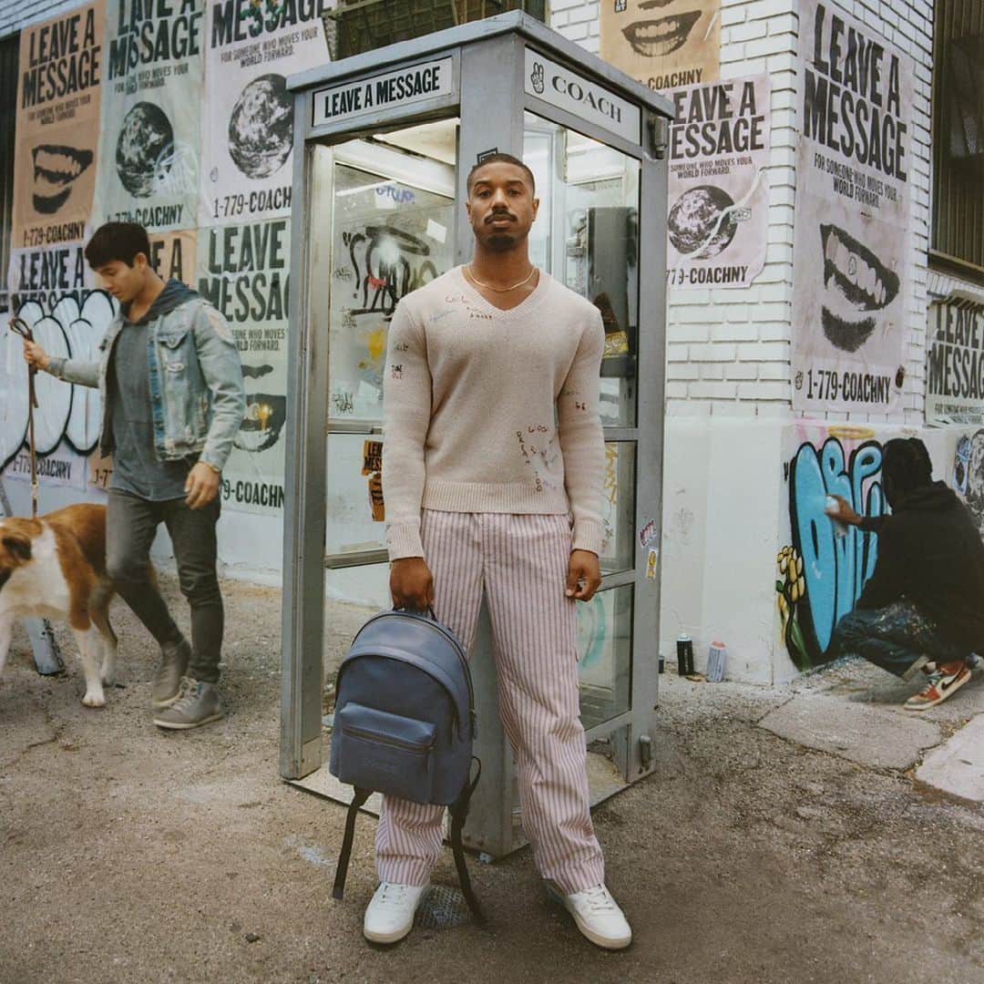 マイケル・B・ジョーダンのインスタグラム：「@coach It Forward - Appreciate each other, make things better and be kind to one another.   📷: @renellaice #coachny #coachfamily @bluethegreat」