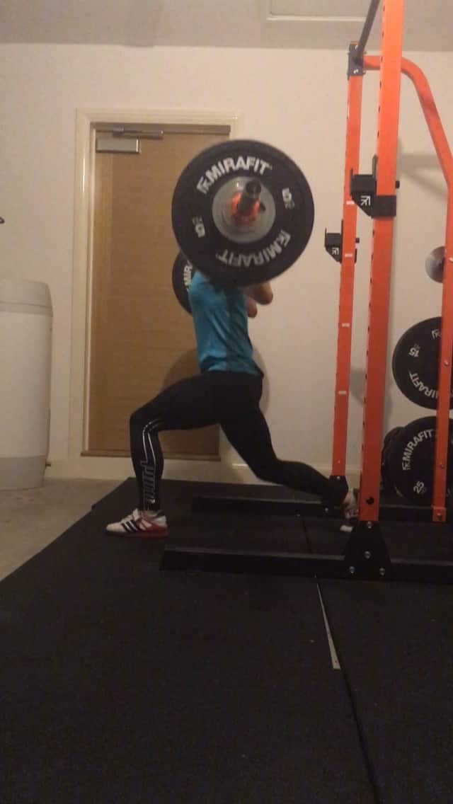 ゾーイ・クラークのインスタグラム：「Another heavy session in the gym to end my block and a nice split jerk pb too. . Once again so glad that I have my garage gym to consistently get these sessions in! . Here’s some of the exercises from the session. -split jerk -static lunge -hip lifts -hanging windscreen wipers」