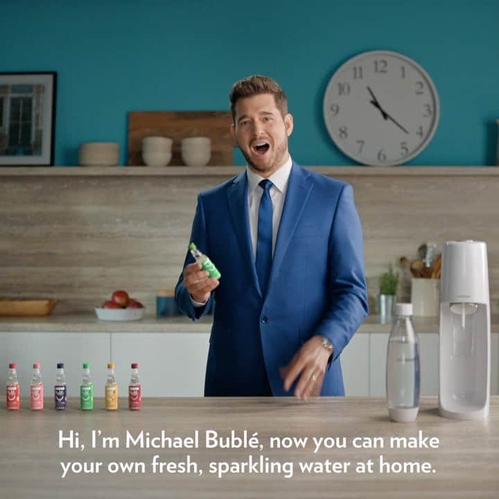 マイケル・ブーブレのインスタグラム：「No matter what you call it, you can now make fresh sparkling water from the comfort of your home with the new bubly drops™  thanks to @sodastream That’s right. It’s as simple as Fizz, Flavor, Enjoy. Get your bubly drops™️ today to start your new year on a sparkling note!」