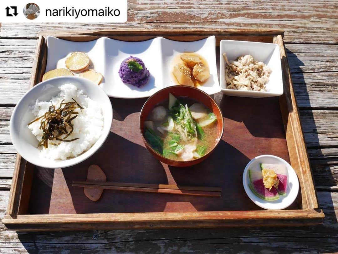 ヒデトレのインスタグラム：「安心安全☺️⭕️🥰#Repost @narikiyomaiko with @make_repost ・・・ 🌎 @hidetore の後は、お隣りにある @syokuyabo でのんびりランチ。この日は、農園野菜定食🥬🍠 紫芋のマッシュや干し大根と挽肉のハーブ炒めなど、ドレッシングまですべて自家製。三種合わせ味噌の豚汁で身体の芯までぽっかぽか！美味しいってこういうことなんだなぁと実感できる食事です。」