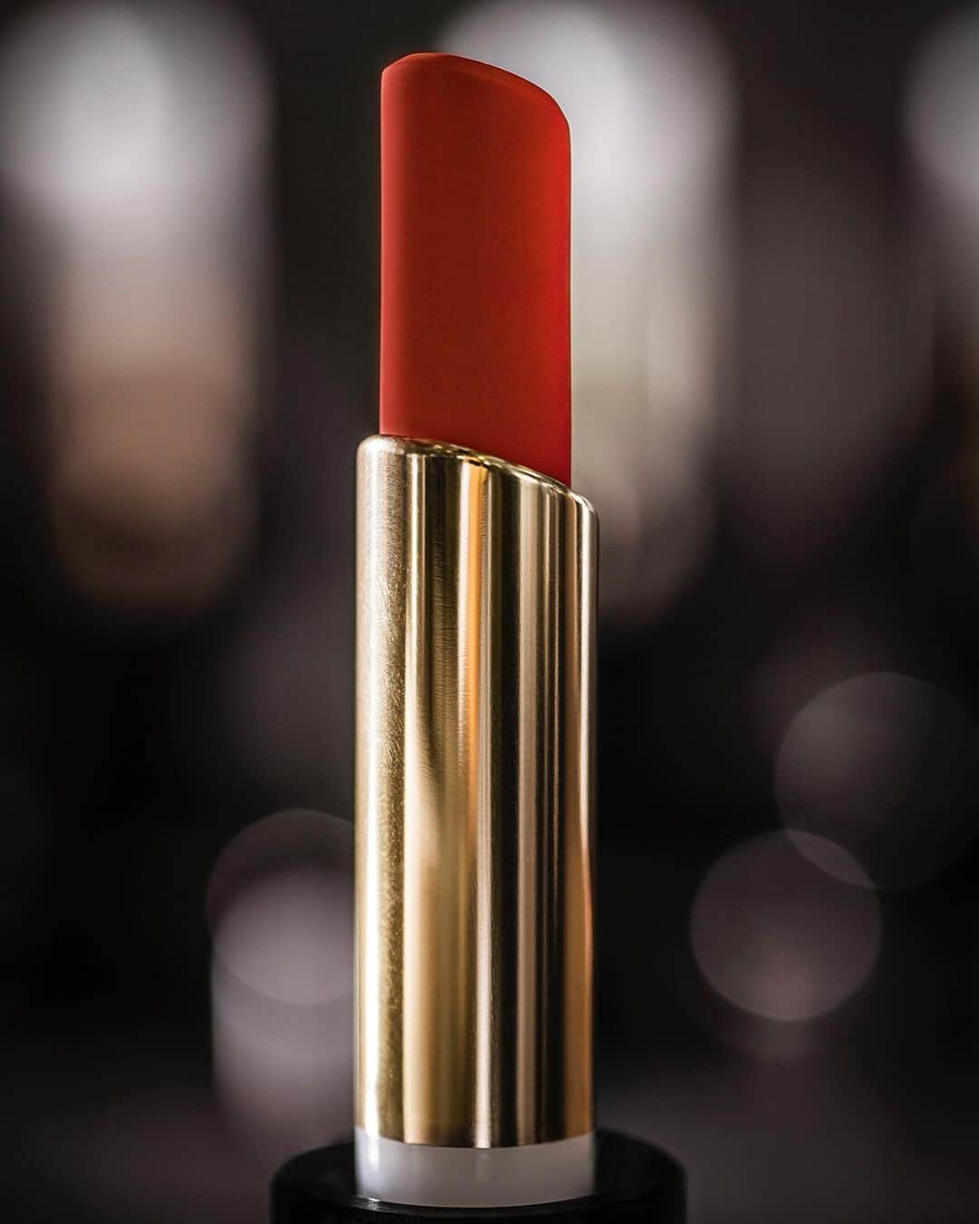 ゲランさんのインスタグラム写真 - (ゲランInstagram)「The latest chapter in a story that began with the invention of Ne m'oubliez pas over 150 years ago, KissKiss Tender Matte encapsulates Maison Guerlain's signature daring: infinite colours, innovative textures and creative audacity.  #Guerlain #GuerlainMakeup #GuerlainKissKiss ##Lipstick #Motd #Makeup」1月14日 1時58分 - guerlain