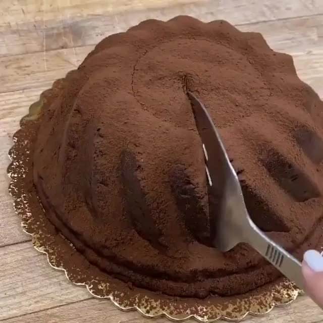 2.8 Milllon CAKESTERS!のインスタグラム：「Chocolate Cake!! 🍫⁠ 🎥: @foodiemuse」