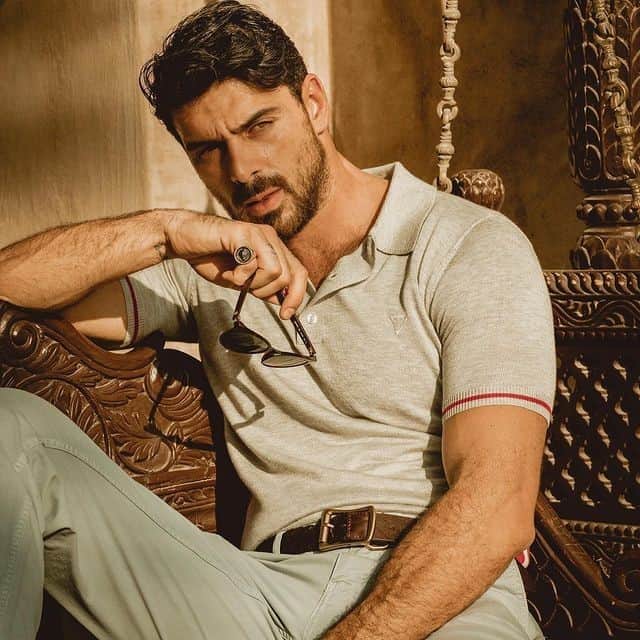 ゲスのインスタグラム：「hot hues 🔥 @iammichelemorroneofficial in the upcoming #GUESSMens campaign shot by @raffaelecerracchioofficial in Dubai」