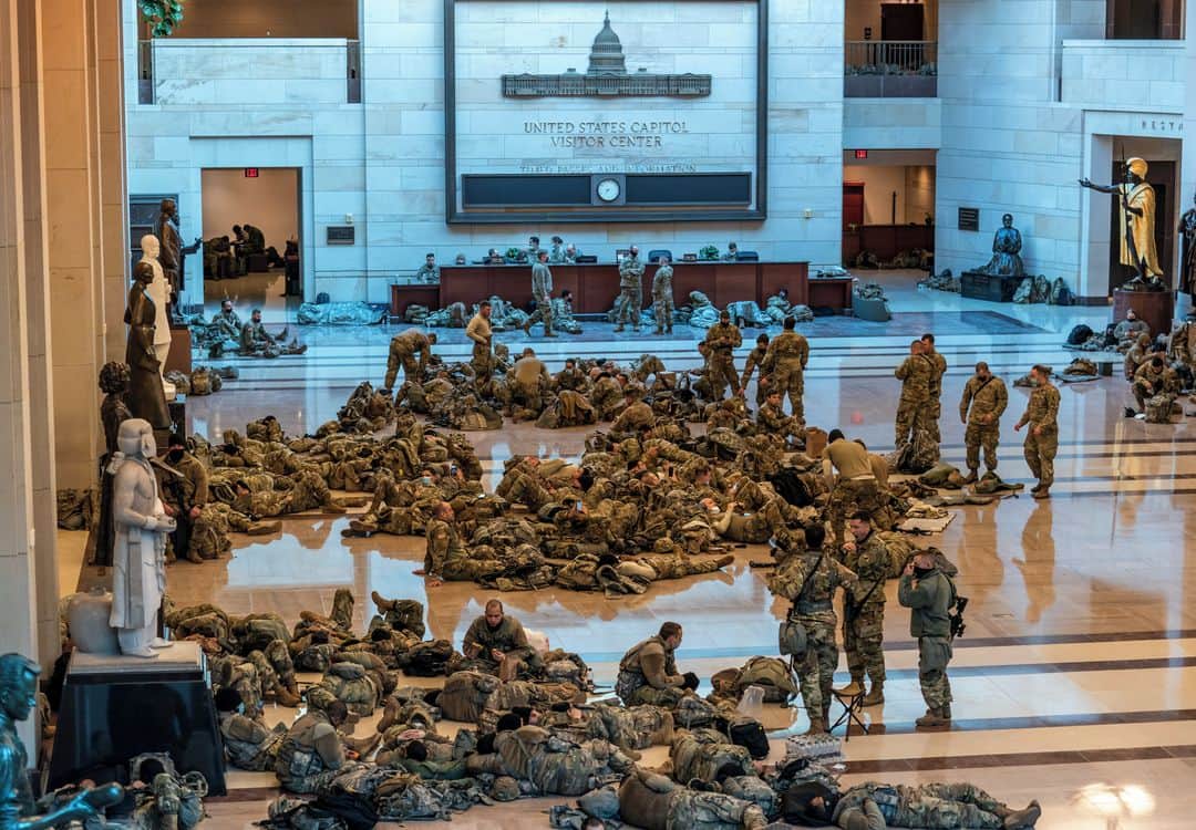 ルモンドさんのインスタグラム写真 - (ルモンドInstagram)「Blocs de béton, gyrophares de police, gardes nationaux en treillis et armés, la sécurité est maximale mercredi matin dans le centre de Washington, où le Congrès se prononce sur un deuxième "impeachement" historique de Donald Trump.⁣ La Garde nationale, force militaire intérieure, protège désormais les lieux avec des hommes en armes, gilets pare-balles et uniforme de combat. Les élus de la Chambre des représentants y sont enfermés afin de délibérer en sécurité.⁣ Images saisissantes, des dizaines de militaires ont passé la nuit à l'intérieur du bâtiment du Congrès, dormant encore à même le sol dans les salles et les couloirs alors même que les élus arrivaient pour travailler.⁣ Ville fantôme depuis plusieurs mois à la suite des crises sanitaire et économique puis des manifestations, la capitale fédérale est devenue le reflet d'un pays à cran, sous tension, encore ébranlé par les événements du 6 janvier au Capitole.⁣ -⁣ Des militaires de la Garde Nationale se reposent dans le Capitole à Washington le 13 janvier. Photo : J.Scott Applewhite / AP (@apnews)⁣ -⁣ #USA #Capitole #impeachement」1月14日 2時00分 - lemondefr