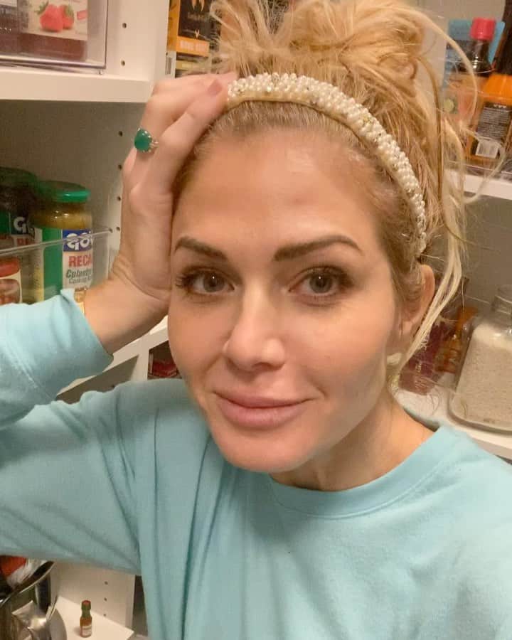 トリー・ウィルソンのインスタグラム：「. Weds Checkin! . 1.) SMILE :) 2.) Focus On What You Control. 3.) Organizing Feels So Good! (If you know me very well, you might wanna check my temperature😆) 4.) 1 Drawer or Closet At A Time! . I swear my mind is thinking more clear with every well placed item. 😜 . Love ya!」