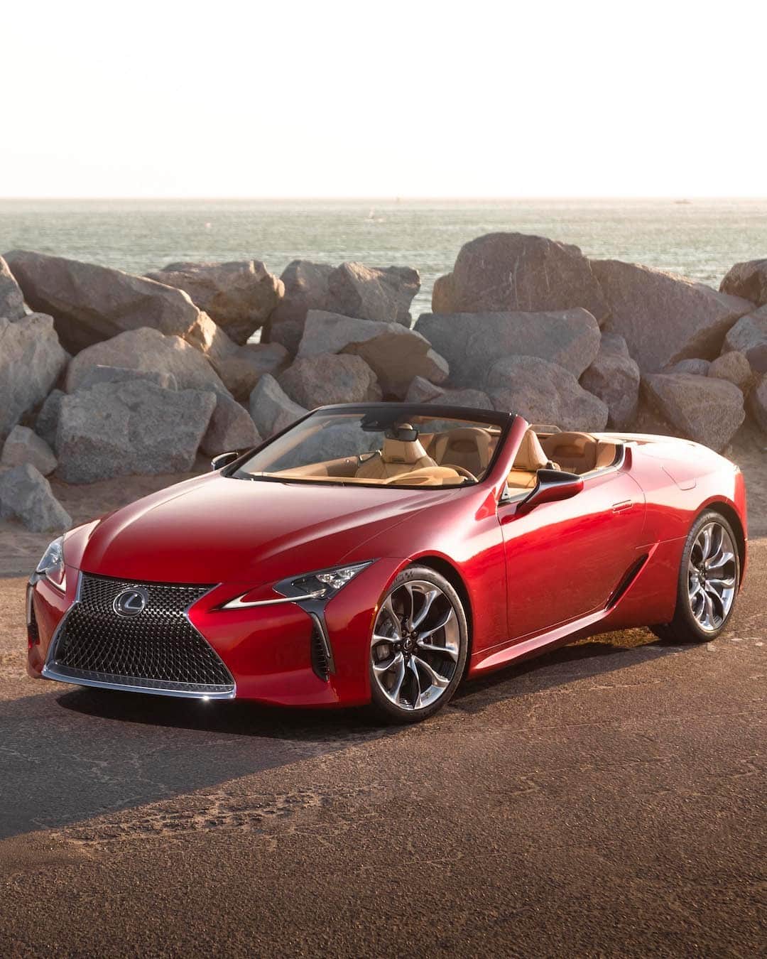 Lexus UKさんのインスタグラム写真 - (Lexus UKInstagram)「What does your car colour say about you? Red is a symbol of peace, passion and prosperity.  Click the link in our bio to learn more.」1月14日 2時01分 - lexusuk