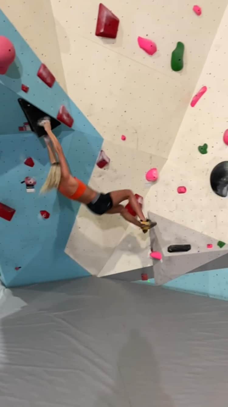 シエラ・ブレア・コイルのインスタグラム：「Sometimes it takes a few attempts to stick the move 😜」