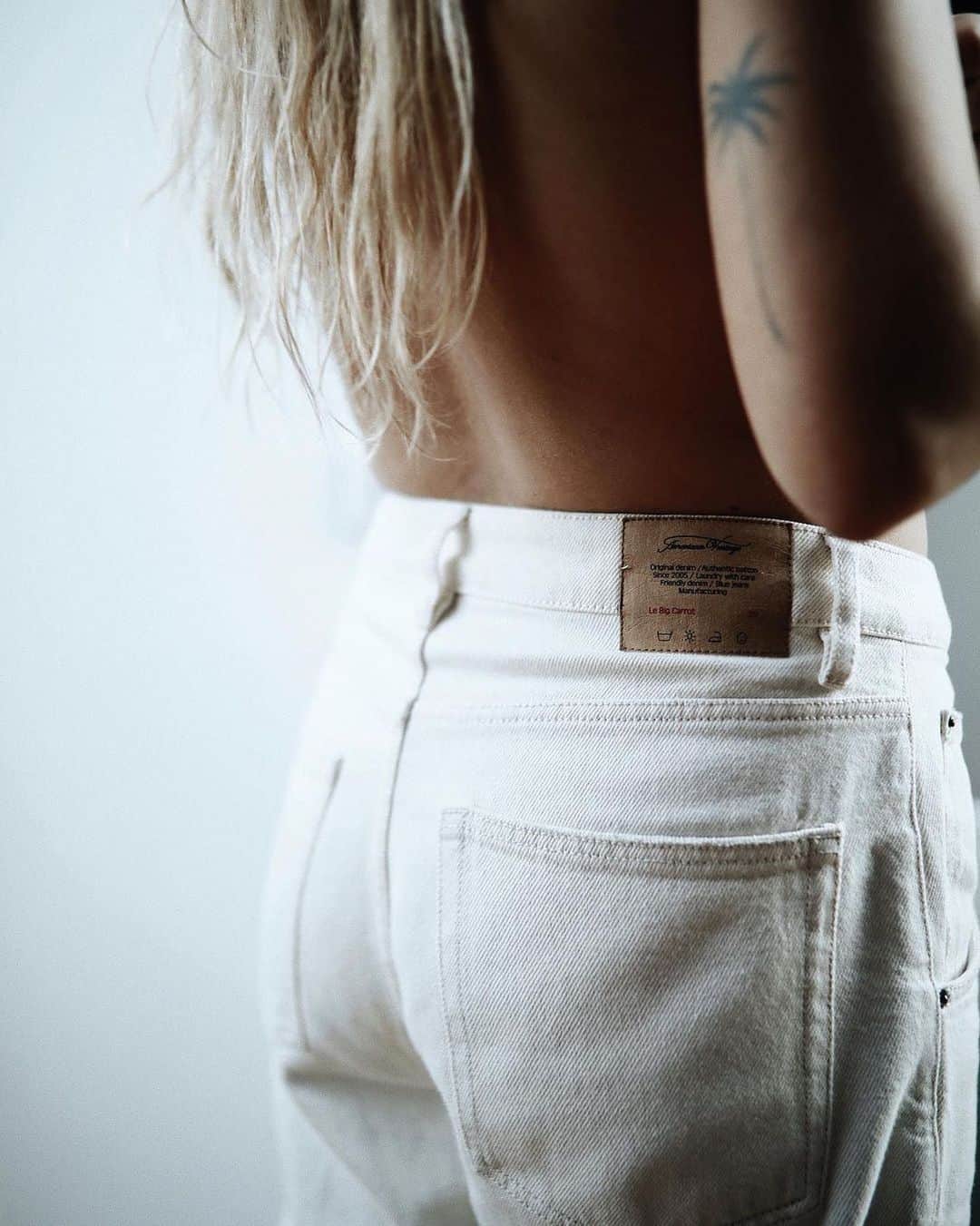 アメリカンビンテージのインスタグラム：「Your quest for the the perfect white denim is over.👇 Jeans Big Carrot Tineborrow (TINE11AE21, exist in Purple & Army) . #americanvintage #fashion #womenswear」