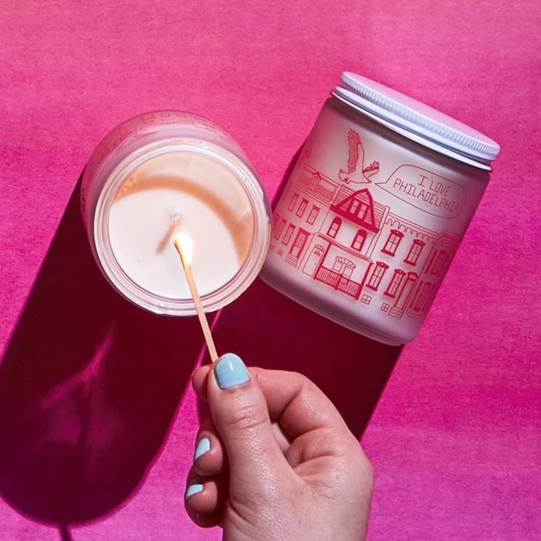 マップトートのインスタグラム：「With the strike of a match and you'll be transported to a cozy bar, sailing on the Schuylkill, and to the steps of historic museums...I love Philadelphia!⁠ Filled with notes of bitter orange, neroli, cedarwood, tonka bean. ⁠」