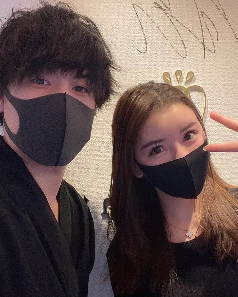 美容整体師川島さん。のインスタグラム：「ミセスアース日本大会出場の チヒロさん @chirolu626  . 今回も固まった骨盤を しっかり使えるように整体。 相変わらず話が面白くて いつもずっと喋ってる笑 . また来月もしっかり代謝のいい 身体を作り上げましょう😎 . #整体Filament #美容整体 #小顔矯正 #小顔矯正」