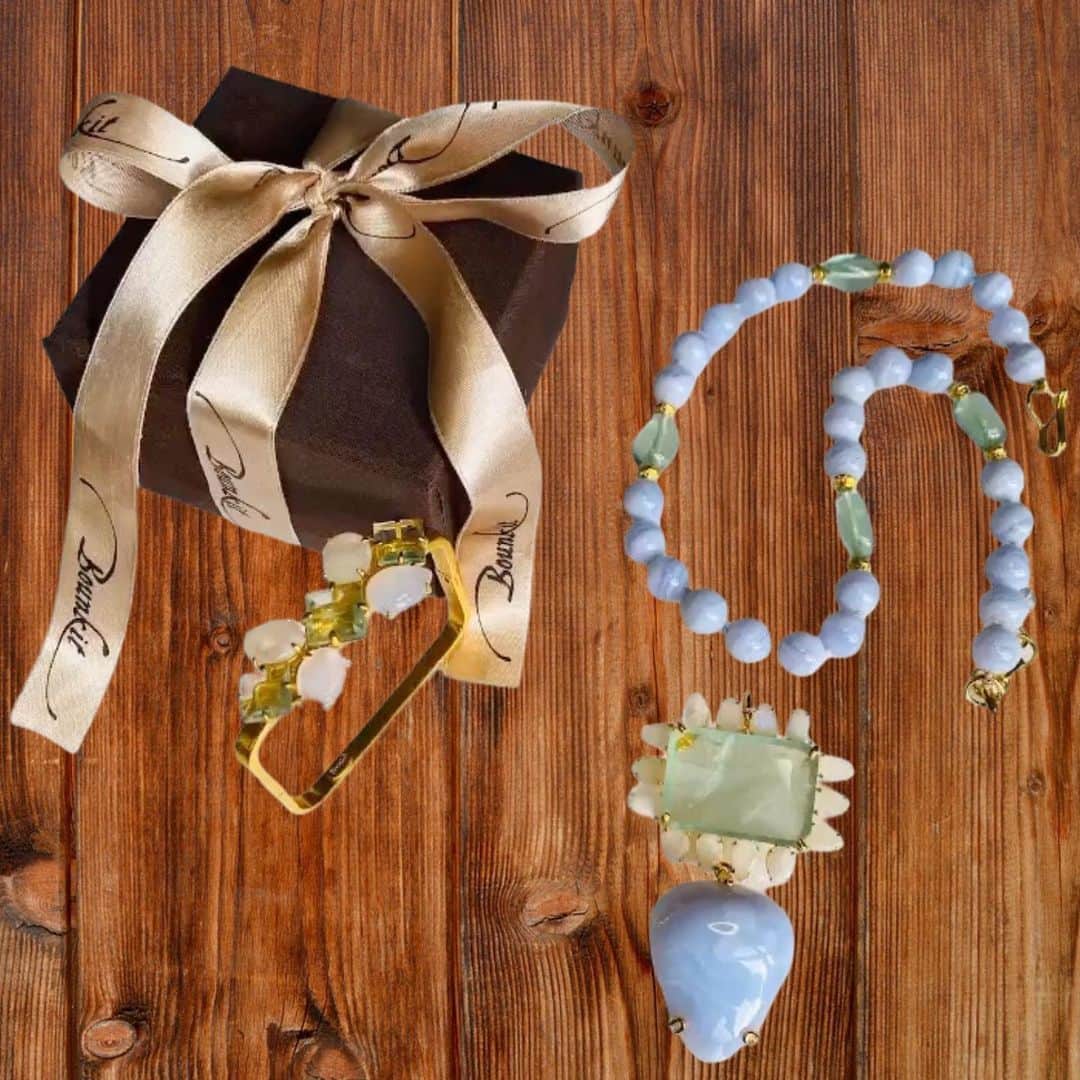 バウンキットさんのインスタグラム写真 - (バウンキットInstagram)「A soft color combination of blue Lace Agate and Fluorite. You can wear just the simple strand,  or add the pendent for a chic statement look. . . . . . . . . #versatilejewelry #bluelaceagatejewelry #pendantnecklace #interchangeablejewelry #semipreciousjewellery #bracelet #semipreciousstones #flashsale #statementjewelry #handmade #madeinnyc」1月14日 2時20分 - bounkitnyc