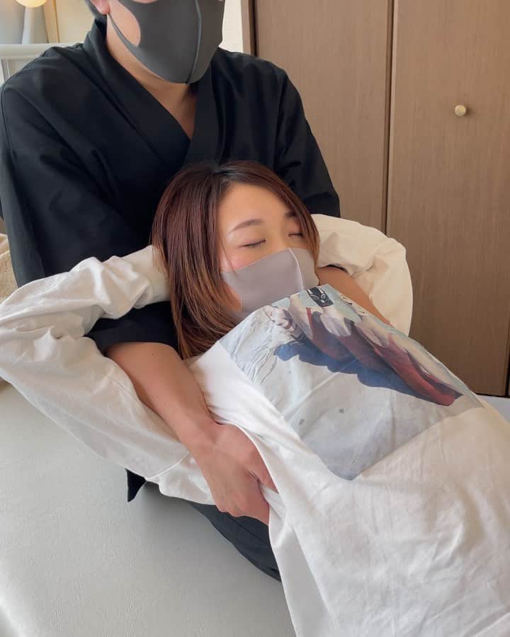 美容整体師川島さん。のインスタグラム：「YouTuberのくまみきさん🧸 @kumamiki  . 新年1発目の整体😌 今年も身体は任せてください😎 . #整体Filament #美容整体 #小顔矯正 #骨格矯正 #ほね音  #asmr」