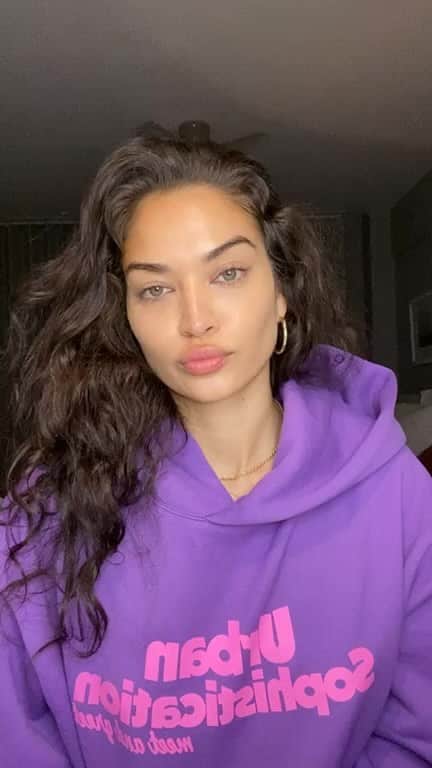 シャニーナ・シャイクのインスタグラム：「An amazing chat with @emmahemingwillis about her new skin care line @cocobabaofficial. You have to try her all natural vegan body skincare line - the most important ingredient COCONUT OIL」