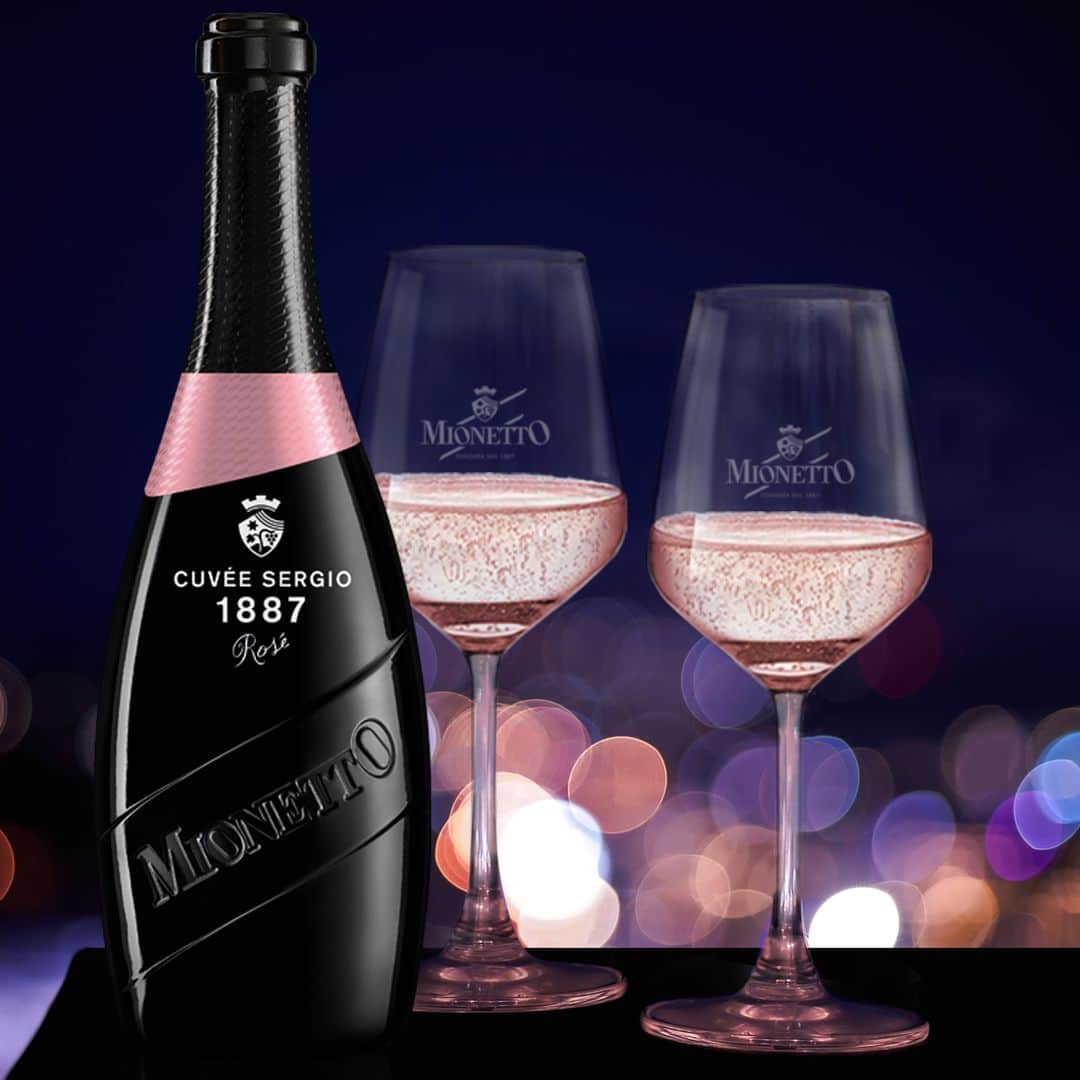 Mionetto Proseccoのインスタグラム：「Colore brillante rosa fiori di pesco, tenue, con lievi riflessi purpurei ed una ricca e persistente spuma. Un tocco rosè illumina la notte.⁣ ⁣ Acquista Cuvée Sergio 1887 Rosé - Luxury Collection - sul nuovo e-shop Mionetto e ricevila direttamente a casa 👉 bit.ly/CuvéeSergio1887Rosé-LuxuryCollection 🍾⁣ #mionettoprosecco #mionettoinsieme #mionettoeshop⁣ ⁣ Bevi Mionetto responsabilmente」