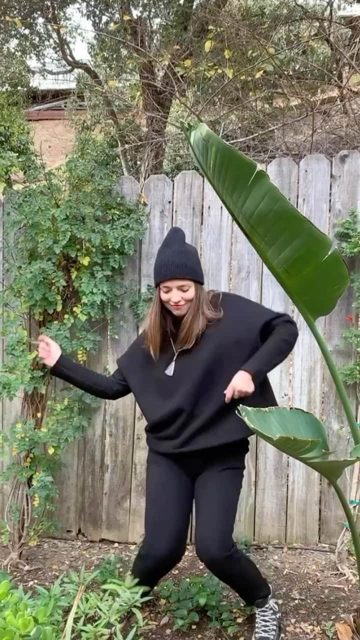 フランク&アイリーンのインスタグラム：「You’ve made it to Wednesday and that’s something to celebrate. Energy healer and holistic esthetician @julieciviellopolier finds that being in nature and moving the energy up and out can be one of the many supportive ways to continue to move through 2021 with more ease. Groovy chic can only look this good in our Triple Fleece. 😉 #FrankandEileen」