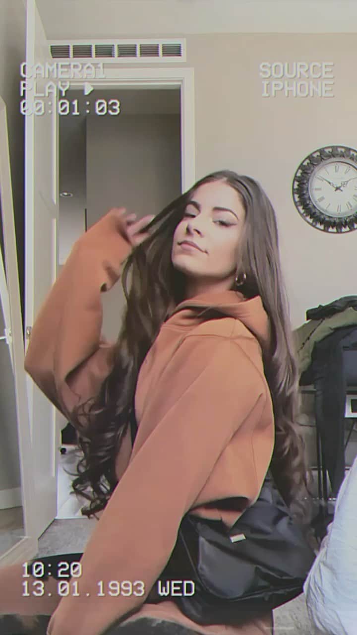 Paige Reillyのインスタグラム：「Get ready with me & @balanceathletica x Vitality ✨🔥⁣ ⁣ Lip gloss: glossier⁣ Earrings: amazon⁣ Necklace: princess Polly⁣ Hoodie: affirmation hood in flare (size small)⁣ Sweats: affirmation pant in dust devil (size xs)⁣ Bag: boohoo⁣ ⁣ Putting my unfortunate event of breaking my camera screen & requiring a screen attachment to good use 😂😩🤍」
