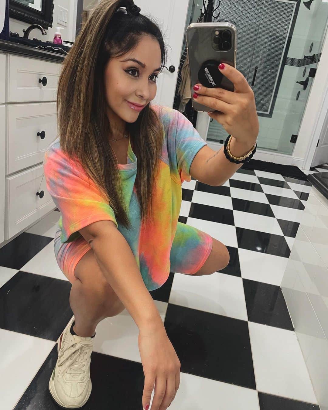 ニコール・ ポリッツィのインスタグラム：「What happens when I try to post Hot Girl Shit.  I’ve fallen & I can’t get up. #oldasshit  (Lounge set ➡️ @thesnookishop )」