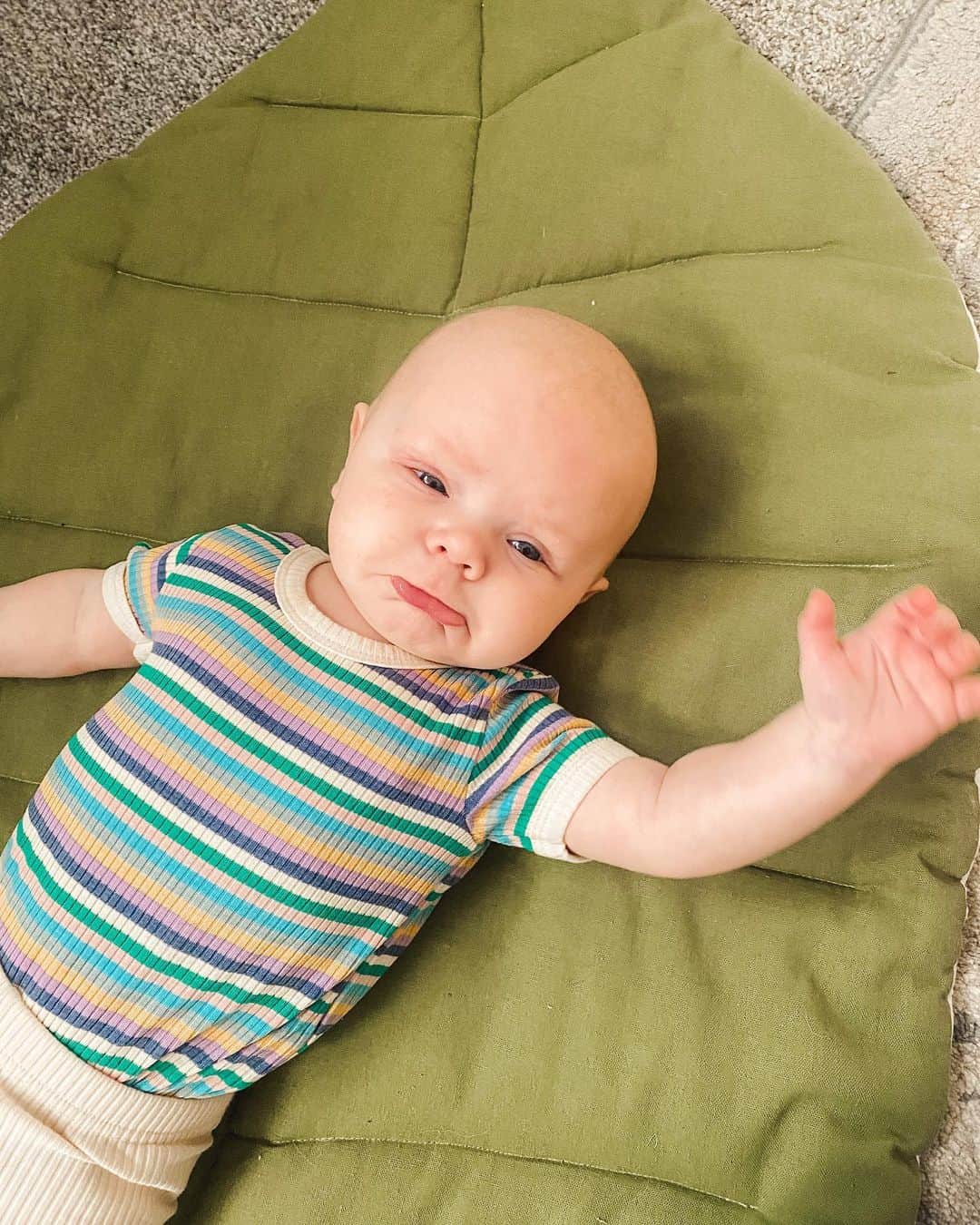 のインスタグラム：「How I feel now that Cali’s rolling over 😭😭😭 growing at maximum speed. Swipe for some happy smiles. 🥺🧡」