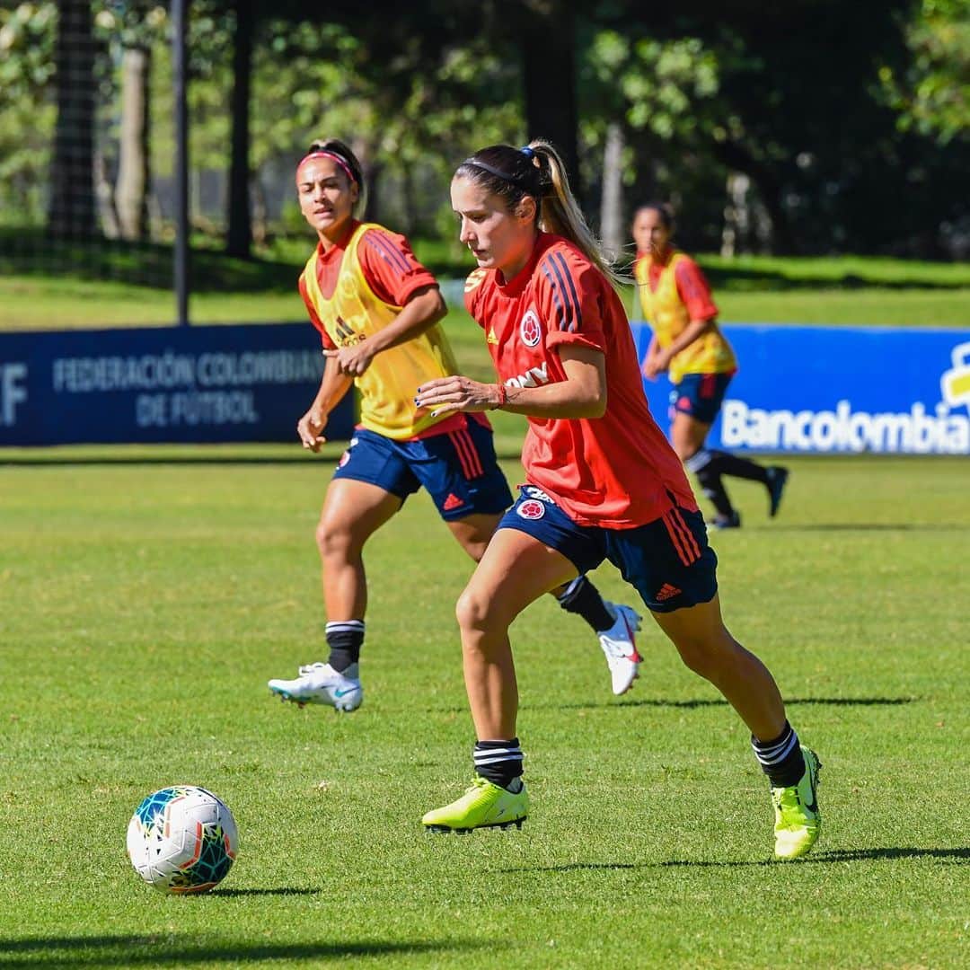 サッカー コロンビア代表チームのインスタグラム：「📸 ¡Enfocadas! 👊  Nuestra Selección Femenina de mayores continua con su ciclo de preparación 🙌  #VamosColombia 🇨🇴」