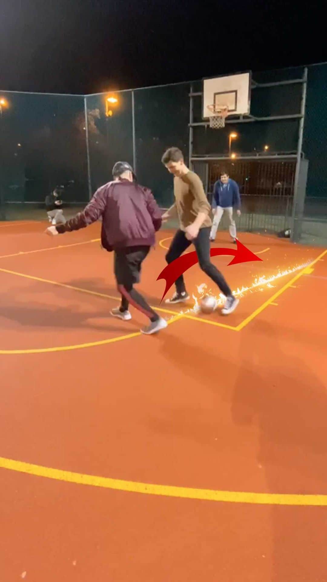 ショーン・ガルニエのインスタグラム：「Sorry Prague 🇨🇿🤣 🎥 : @_mattyas  🎥 : @prazaoriginal   #Football #Freestyle #Skills」