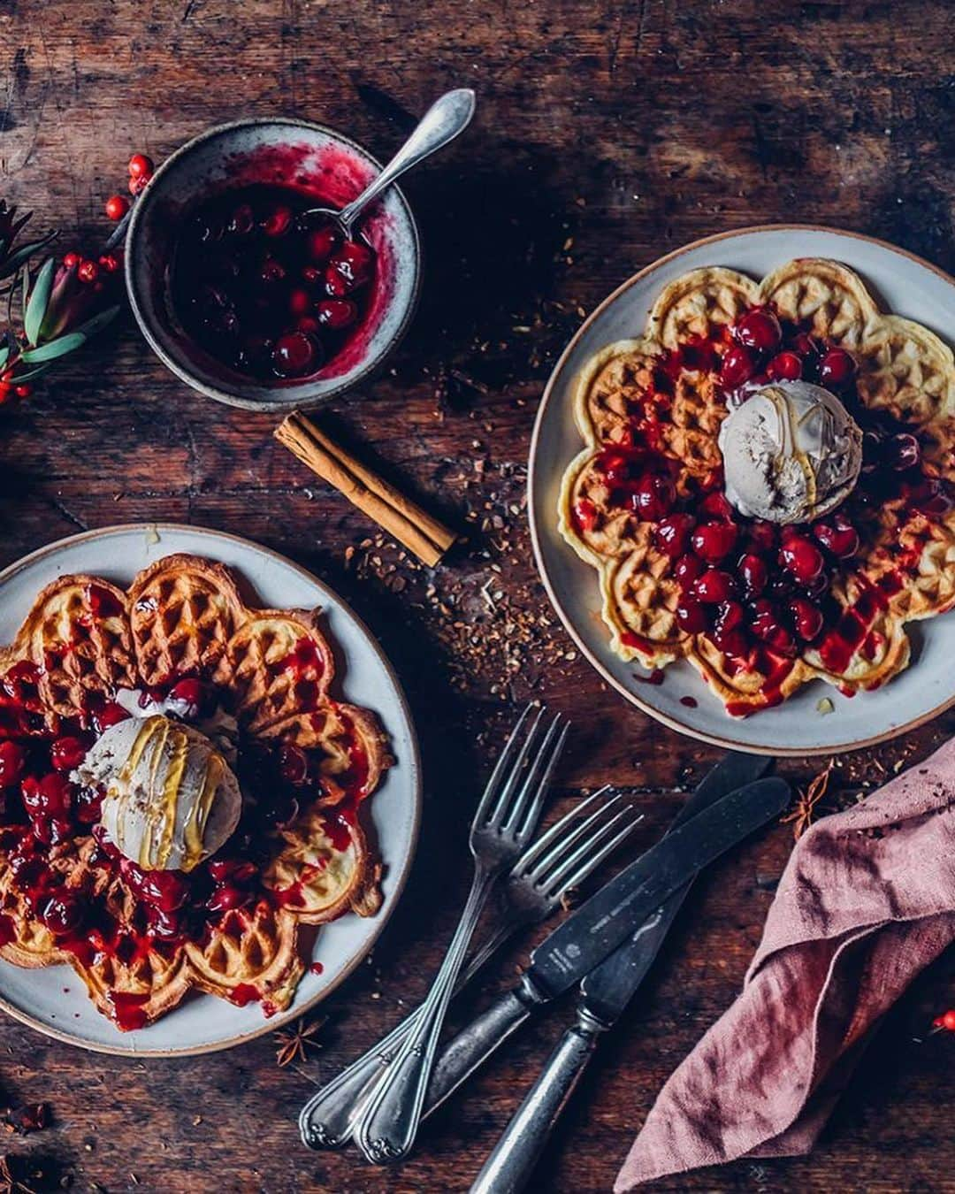 Our Food Storiesさんのインスタグラム写真 - (Our Food StoriesInstagram)「These cold and grey days call for some comfort food 🤗 Get the recipe for these delicious gluten-free waffles with homemade chai ice-cream on the blog, link is in profile. #ourfoodstories  ____ #glutenfreerecipes #glutenfreefood #glutenfri #glutenfrei #wafflerecipe #breakfastideas #onthetable #gatheringslikethese #momentslikethese #foodphotographer #foodstylist #germanfoodblogger #recipeideas」1月14日 2時47分 - _foodstories_