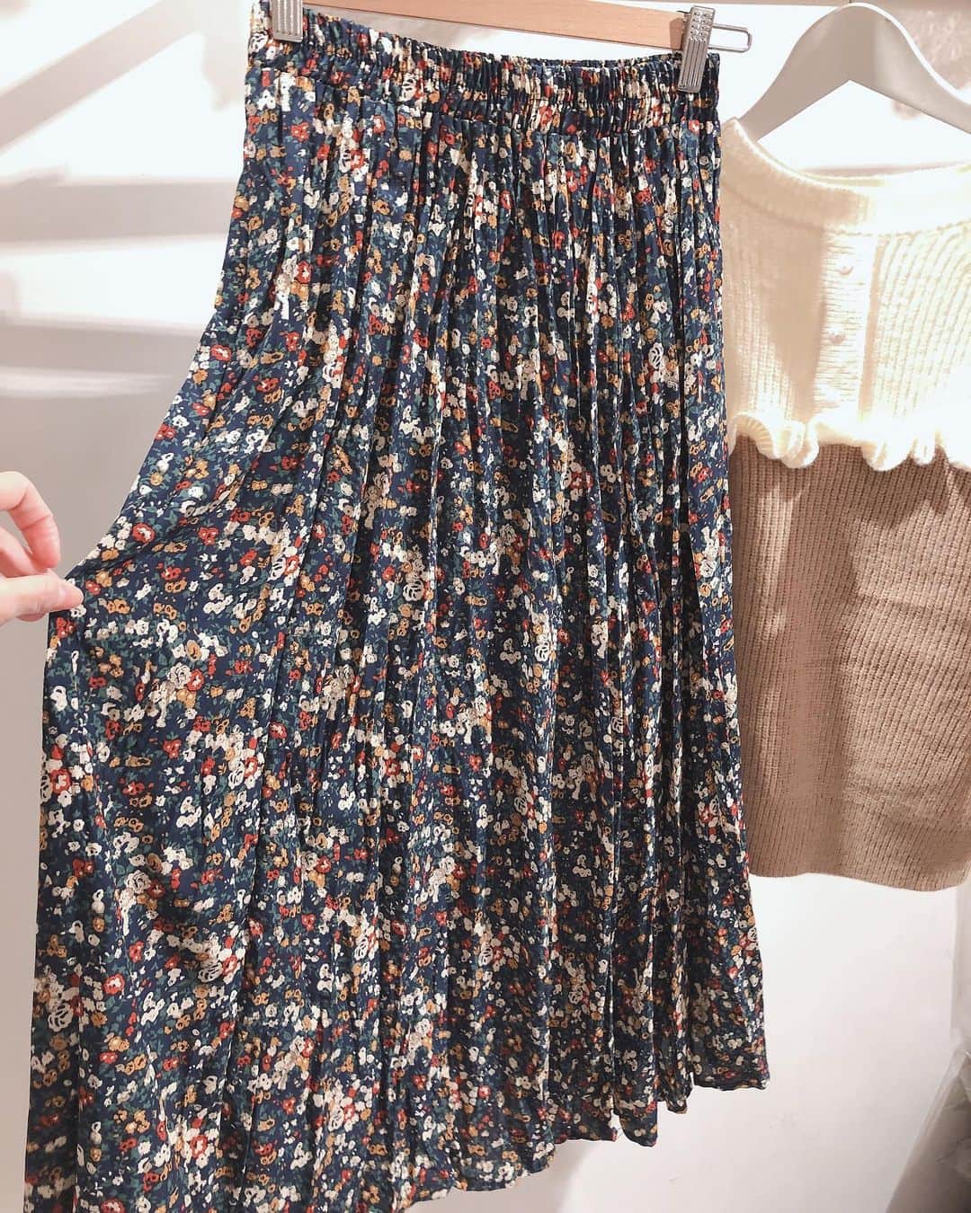 Fleur Fleurのインスタグラム：「好似大家都搵緊下身 準備過年嘅服飾喎😘😘👌🏻 今次返嘅呢一條彩色花花連身裙 係傳橡筋腰圍款長度 仲要過咗膝頭哥少少 絕對適合唔同身形嘅女生☺️👌🏻👌🏻👌🏻」
