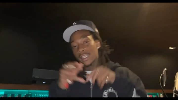 ウィズ・カリファのインスタグラム：「New tape on tha way 💨」