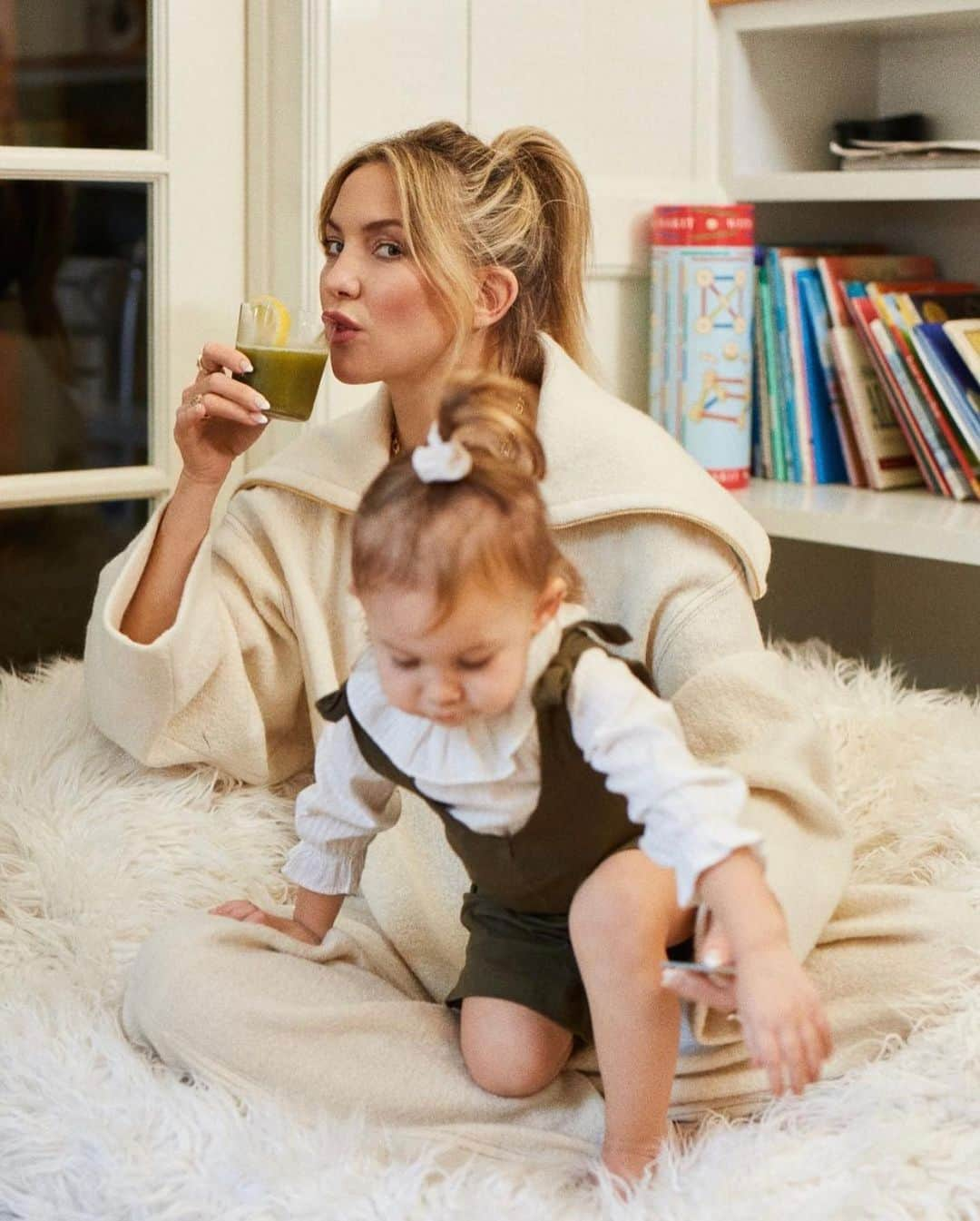 ソフィー・ロペスのインスタグラム：「#KateHudson in @nanushka for @tobeinbloom Baby Rani looking chic styled by @katehudson 🥰😍」