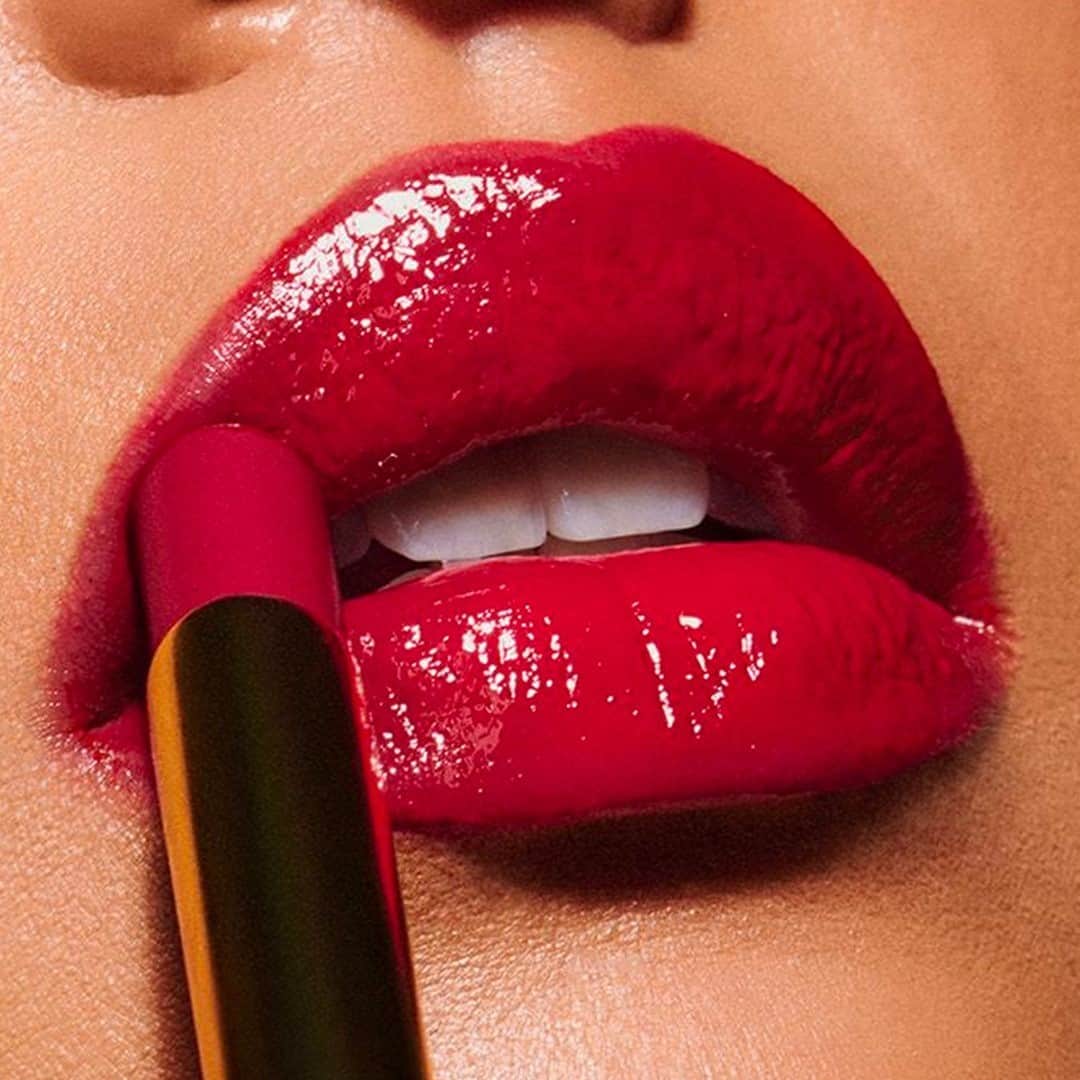 エスティローダーのインスタグラム：「Radiate color and shine with NEW #PureColor Illuminating Shine #Lipstick! It takes lips from lackluster to luminous in seconds. 💋 Tap to shop shade Genius 913! #CaptivateTheWorld」