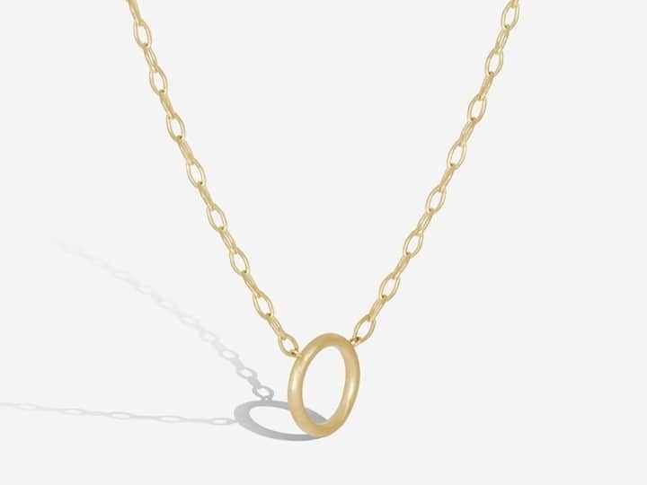 シェイスビーさんのインスタグラム写真 - (シェイスビーInstagram)「The Daydream Pendant is perfect for layering with your favorite necklaces for endless versatility. Available in 14k gold and sterling silver.」1月14日 3時00分 - shaesby