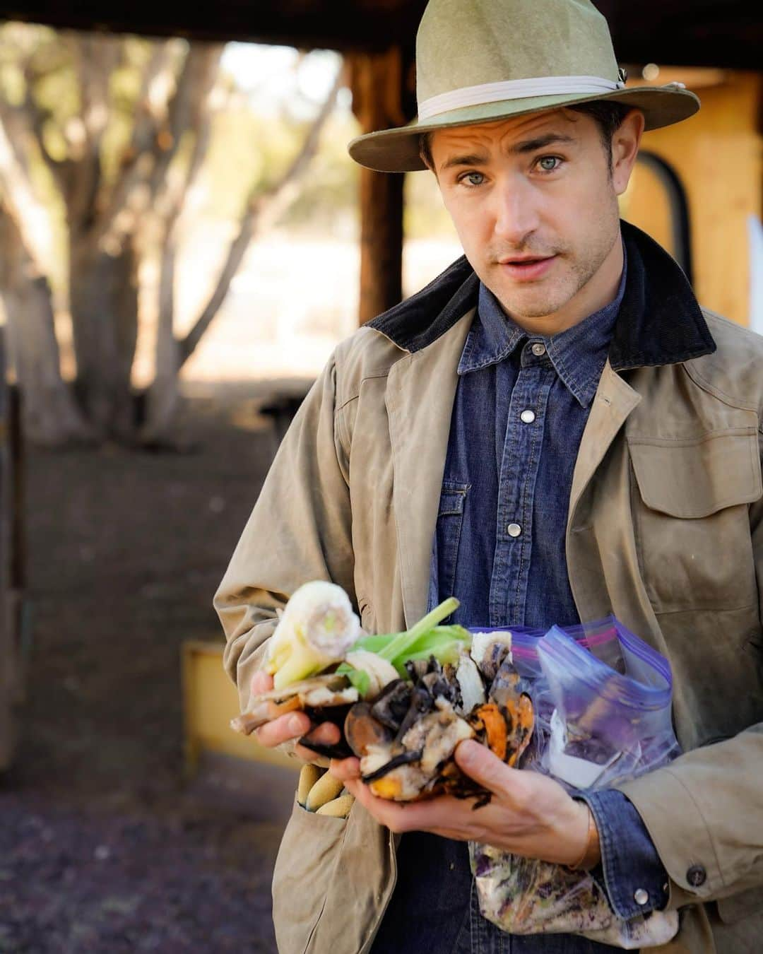 マット・ダラスさんのインスタグラム写真 - (マット・ダラスInstagram)「These are my kitchen scraps. I’m starting a compost situation. Can’t wait for all that magic soil I’m about to have. Y’all have some tips for me?」1月14日 3時11分 - mattdallas