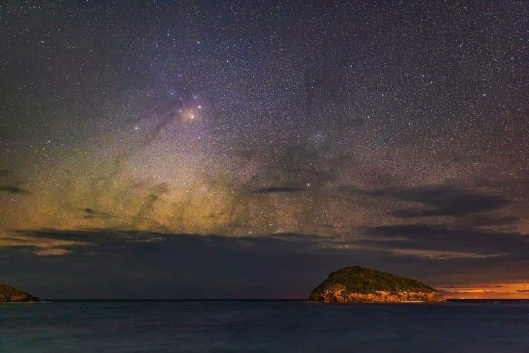 Sigma Corp Of America（シグマ）さんのインスタグラム写真 - (Sigma Corp Of America（シグマ）Instagram)「Whether you're rocking out this fine Wednesday or simply watching the stars, nothing captures the moment quite like a lens with a big ol' aperture!  Designed exclusively for mirrorless, the SIGMA 35mm F1.2 DG DN  Art offers ultimate low-light performance, blazing fast autofocus, de-clickable manual aperture ring, dust and splash-proof construction, and the "Made in Japan" craftsmanship that SIGMA is renowned for.  Available now for E-mount and L-mount!  Photo credit: SIGMA Ambassadors @anabeldflux and @babaktafreshi   #SIGMA #sigmaphoto #sigma35mmart #sigma35mmf12art #DGDN #mirrorless #Emount #Lmount #wednesday #concertphotography #musicphotography #astrophotography #nightsky #nightskyphotography #lowlightphotography #35mmlens」1月14日 3時23分 - sigmaphoto