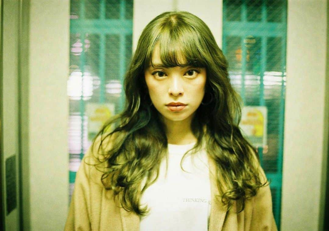 SHO-NOさんのインスタグラム写真 - (SHO-NOInstagram)「@miyakehair こちらメンズの髪カタログにサッカー選手名鑑出してくる美容師です。メンズにとてもオススメ。サロモ行くたびにウイイレの自慢してくる。次からはFIFAモバイルでマウントとろっと。  #不機嫌そうな写真 #不機嫌グラム #エモい感じで撮ってるけどこの日土砂降り」1月14日 3時16分 - shono.contact
