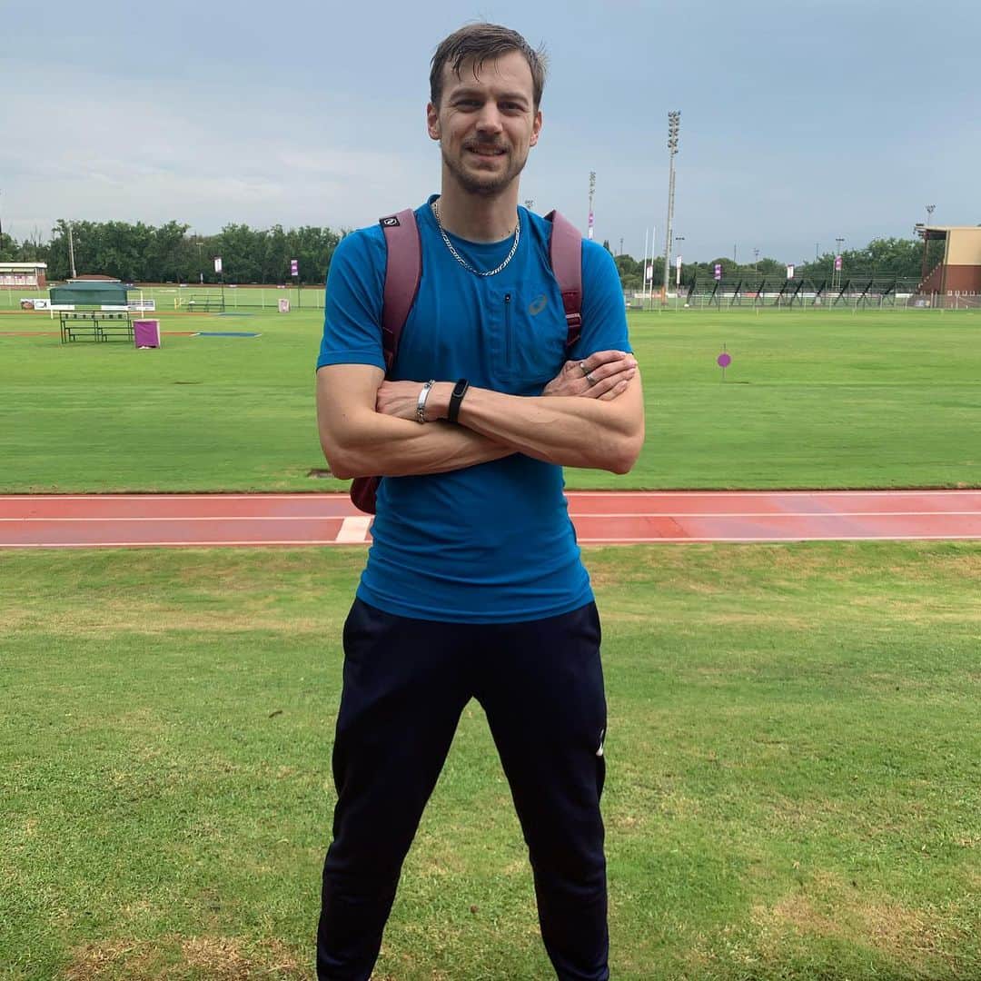 クリストフ・ルメートルのインスタグラム：「Hello les amis. Bien arrivé à Potchefstroom en Afrique du Sud pour y débuter un stage d’entraînement de plusieurs jours. Seule une poignée ont trouvé ce lieu quand j’ai posé la question dans ma story Insta. Mais ils étaient plus ou moins dans la confidence 😜 Le soleil n’est pas encore au rendez vous mais il fait quand même 25 degrés de moyenne, ce qui est déjà pas mal 😁 La préparation pour les JO de Tokyo se poursuit avec le sourire 😁 #asics #entrainement #preparation #jeuxolympiques #tokyo2021 #athlétisme #athlete #sprinteur #sprint #100m #200m #southafrica #potchefstroom」