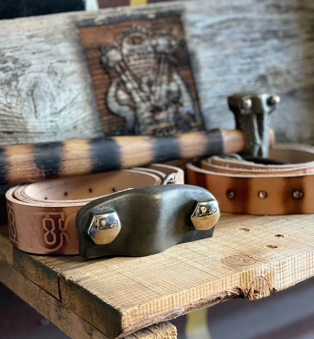 ジェイソン・モモアさんのインスタグラム写真 - (ジェイソン・モモアInstagram)「So Stoked on these new Knucklehead belts!  Hand striped with a torch like the Knucklehead Hammers. Thick leather that will last a lifetime. Get yours @nashmotorcycleco . Link in bio Aloha J #americanmade #🇺🇸 #handcrafted #leather #belt @getpaths #belts #ontheroam #nashmotorcycleco #nashmotorco #knuckleheadbelt #striped」1月14日 3時24分 - prideofgypsies