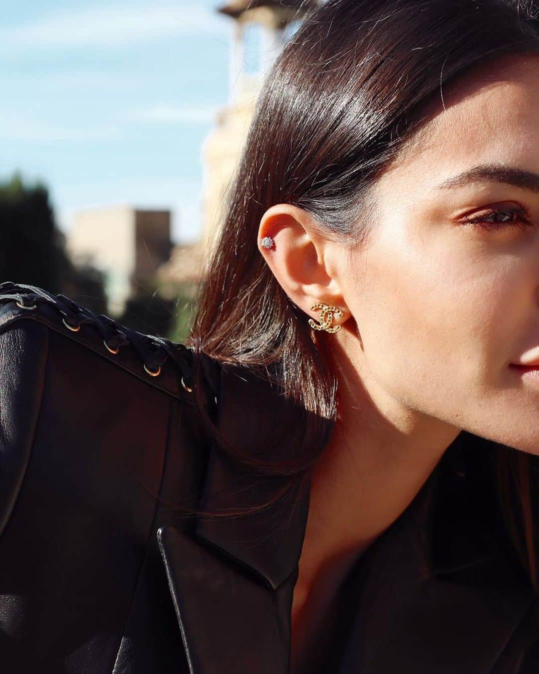 ジョアナ・サンスのインスタグラム：「Los piercings que me hace @inaki_recio_tattoo 🪄 🥳 Llevaba tiempo usando tipo “ear cuff”, pero los perdía... Así que me decidí a hacerlo definitivo 🤭 ¿Qué les parece? No se si hacer alguno más 😳  #piercing #earpiercing #earrings」