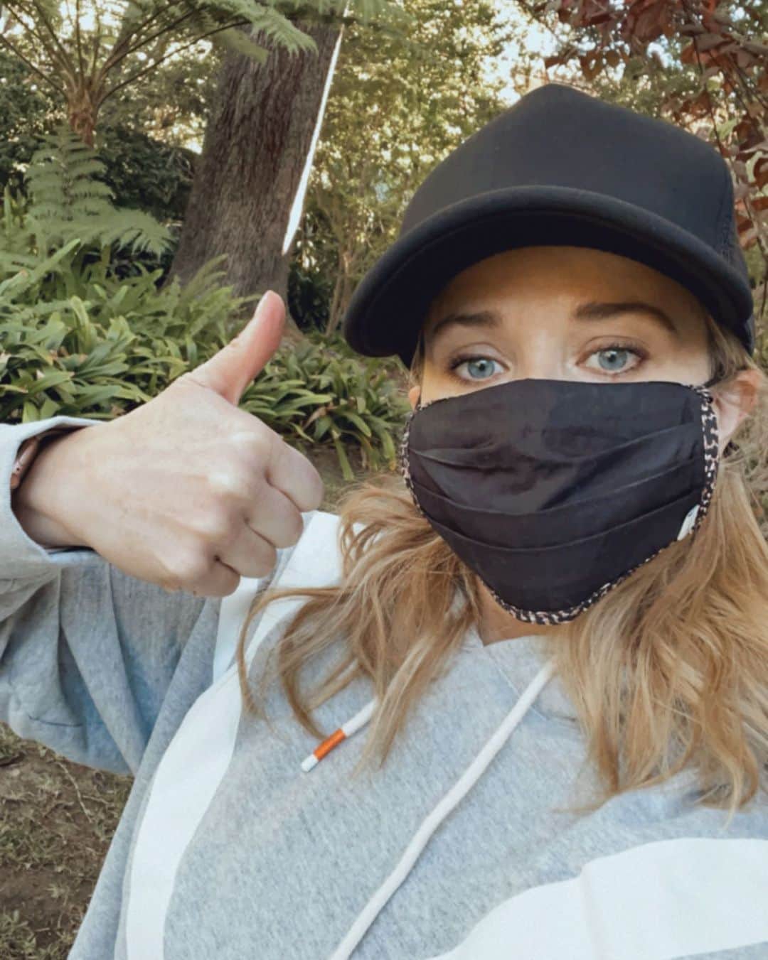 リース・ウィザースプーンのインスタグラム：「Things that are still very much in style:  - Wearing a mask 👍🏼 - Taking care of your physical and mental health 👍🏼 - Checking in on each other.... How are y’all doing this week?」