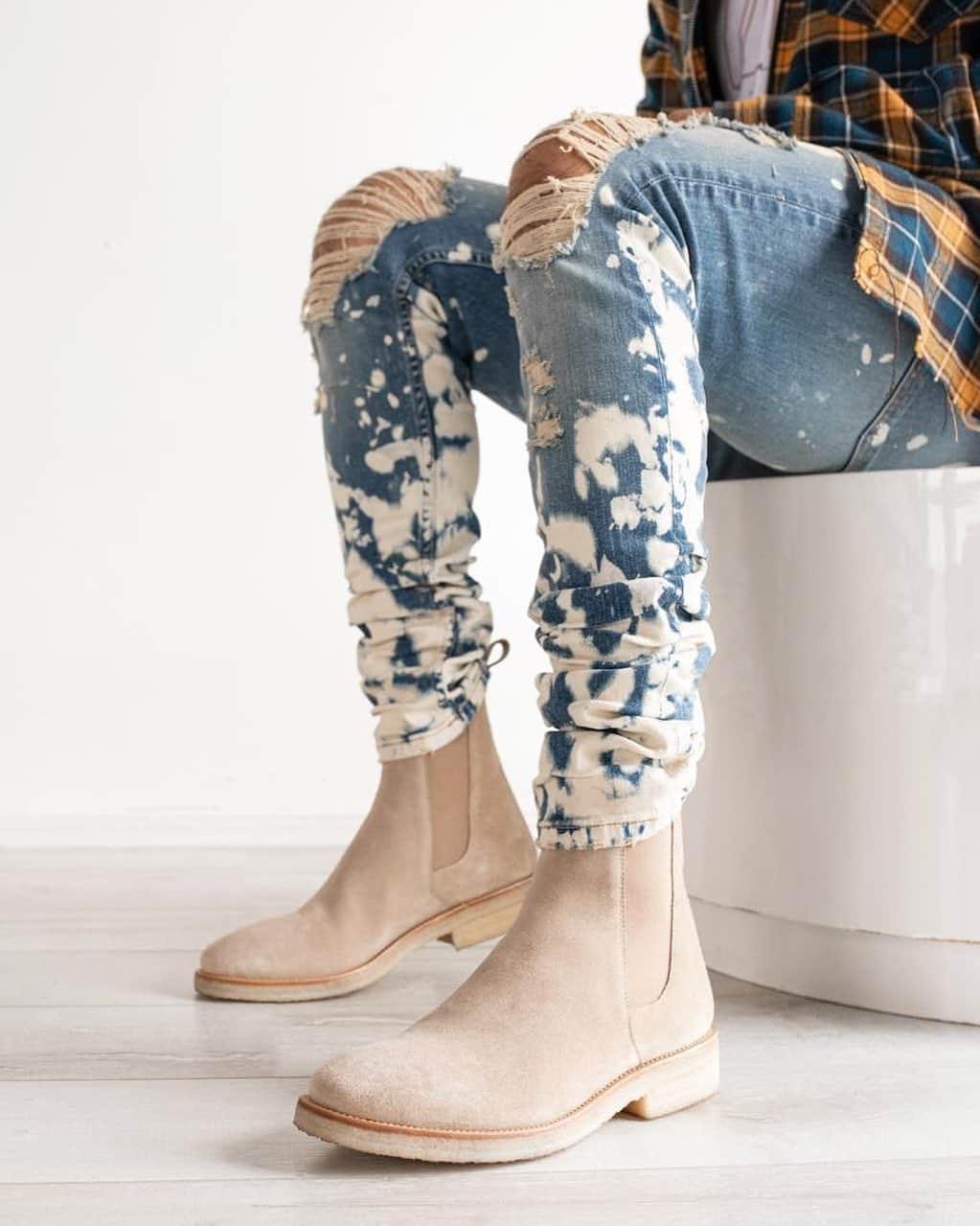 のインスタグラム：「#ad The Alicante Crepe Chelsea Boots @orolosangeles The Beo Denim @orolosangeles www.orolosangeles.com Tap the photo to shop!」