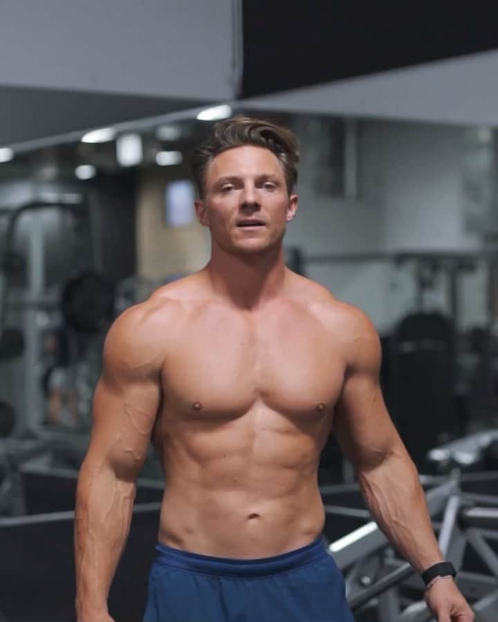 スティーブ・クックのインスタグラム：「Deltoid training- Love the Poliquin lateral raise. Great exercise for the medial deltoid - if you feel like you’re a little narrow through the shoulders this is a great exercise to implement. Make sure you do it slow and under control, will most likely need to lighten up to weight a little bit from your normal lateral raise! Like if you want to see more of this content.」