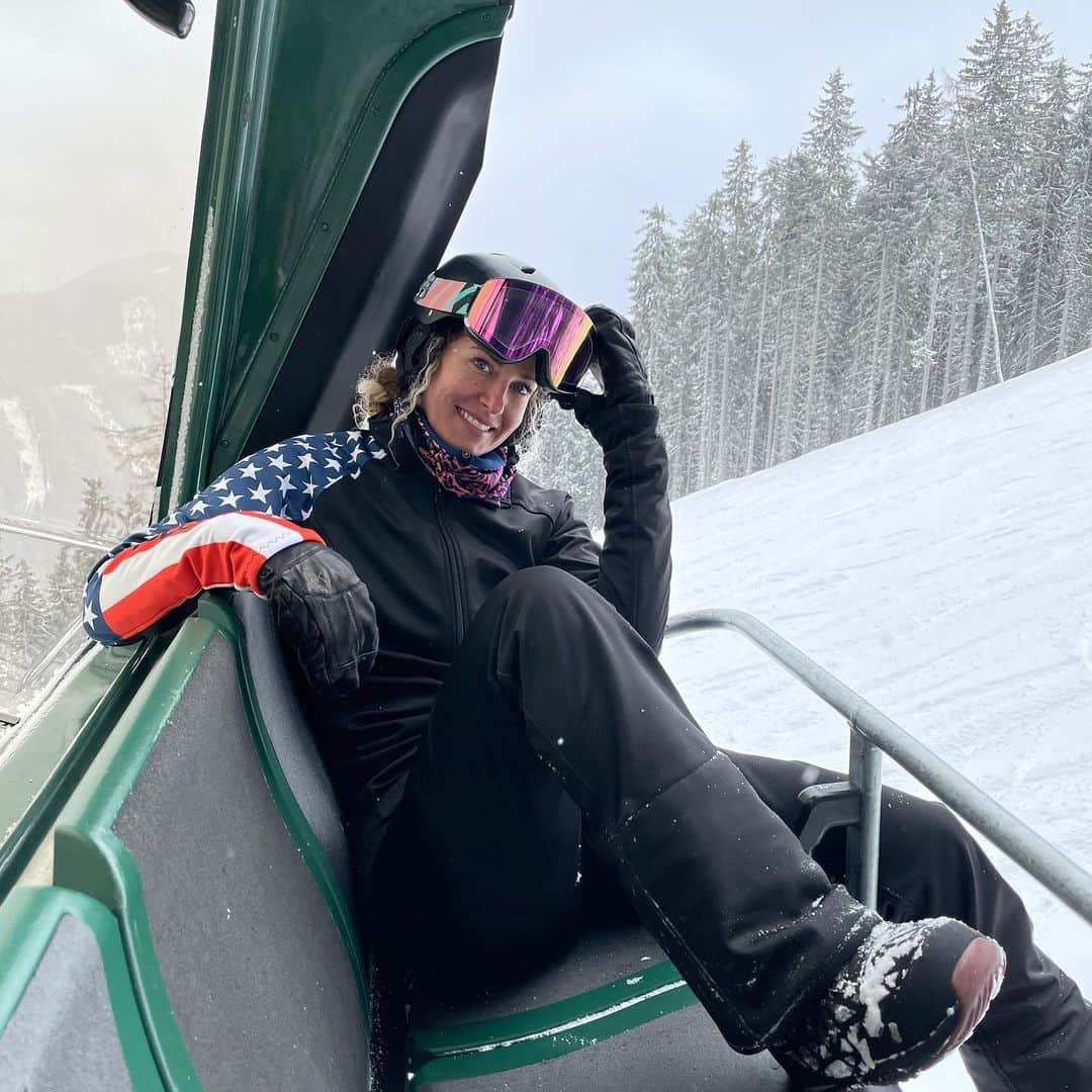 リンゼイ・ジャコベリスのインスタグラム：「Been spending a lot of time on courses over here, and I’m excited that my team is back over here as well  #Austria #sbxlife #sbxwomen 📸 @sennaleith」