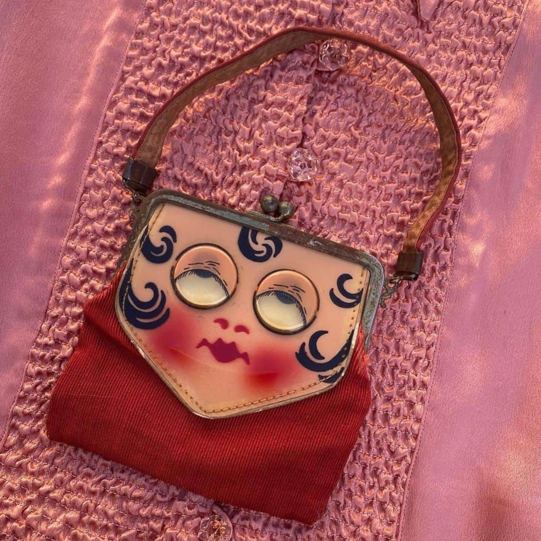 レナ・ヘディのインスタグラム：「I didn’t think a googly eyed purse from  the 1930’s @strangedesires_  could so accurately represent my feelings ...」