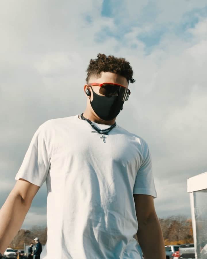 OAKLEYのインスタグラム：「Be yourself...coming soon. ⏰ @patrickmahomes #ForTheLoveOfSport」