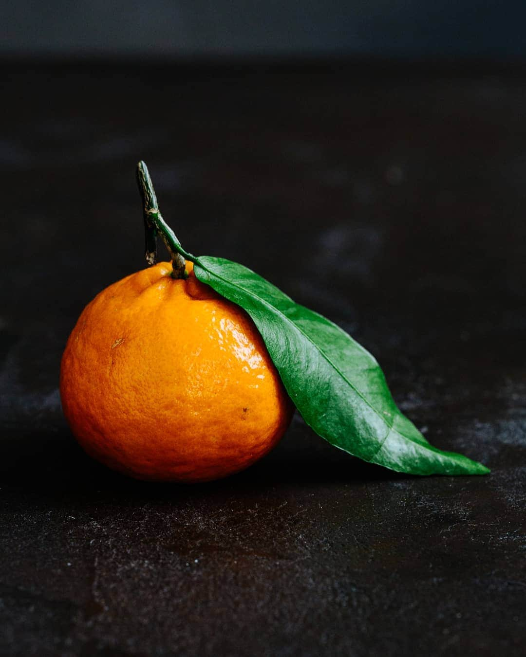 pinimariniのインスタグラム：「Das Große im Kleinen sehen. Stückchen für Stückchen. Durchatmen. Weitermachen.  . .  . #stepbytep #clementine #stilllife #stilllifephotos #foodstylist #foodphotographer #simplejoys」