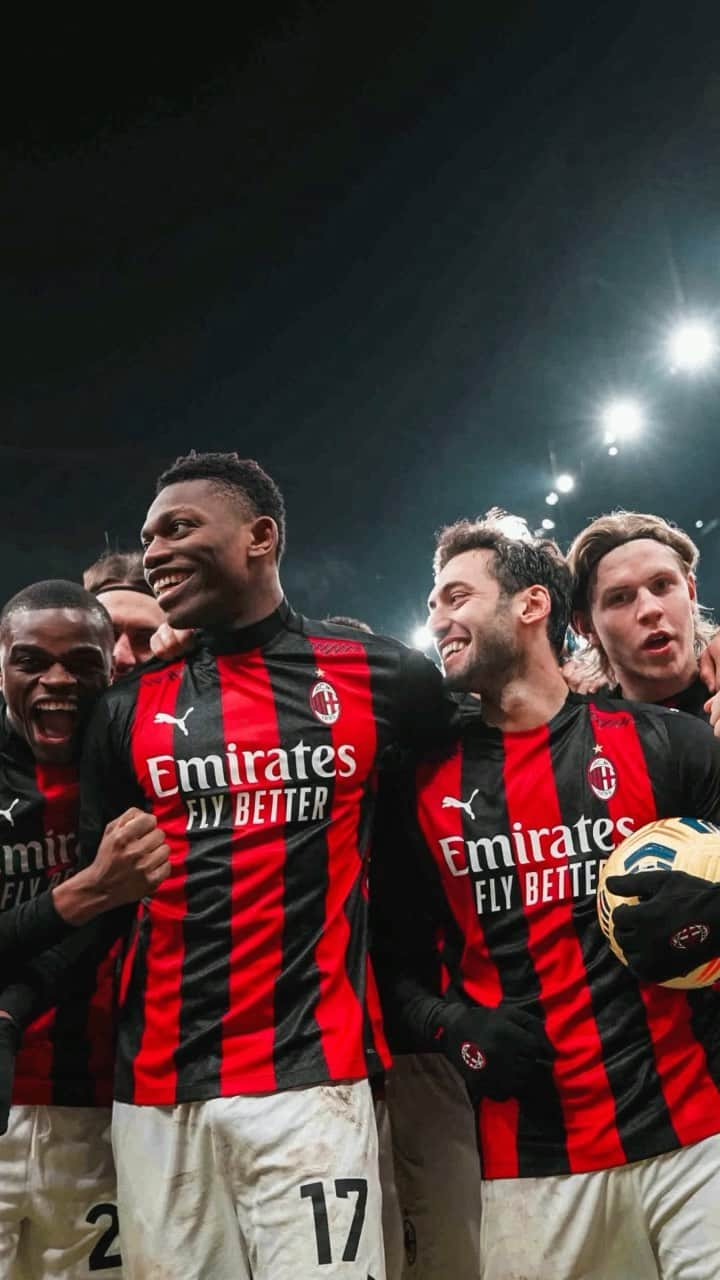 ハカン・チャルハノールのインスタグラム：「Because I’m happpyyyy 🎵😄 @acmilan」