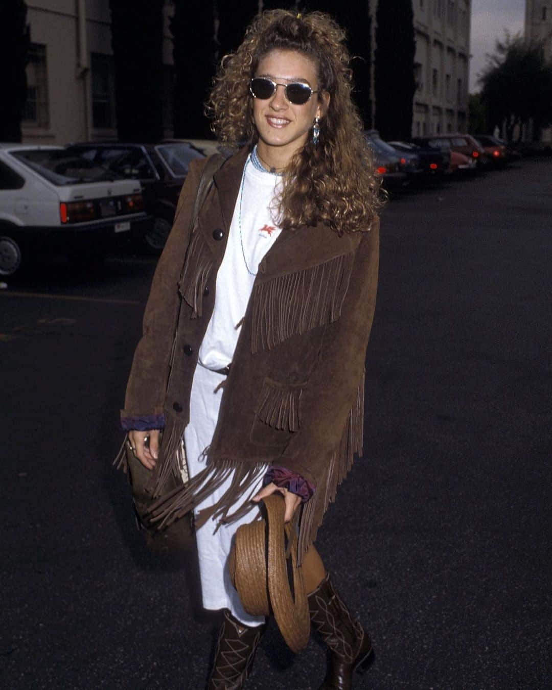 WHO WHAT WEARさんのインスタグラム写真 - (WHO WHAT WEARInstagram)「I couldn't help but wonder, were SJP and Carrie Bradshaw actually the same person? You can't tell me Carrie wouldn't also wear these iconic SJP looks from the '80s, period. Tap our link for more fabulous 'fits from the decade that we're recreating ASAP. photos: getty images」1月14日 4時00分 - whowhatwear