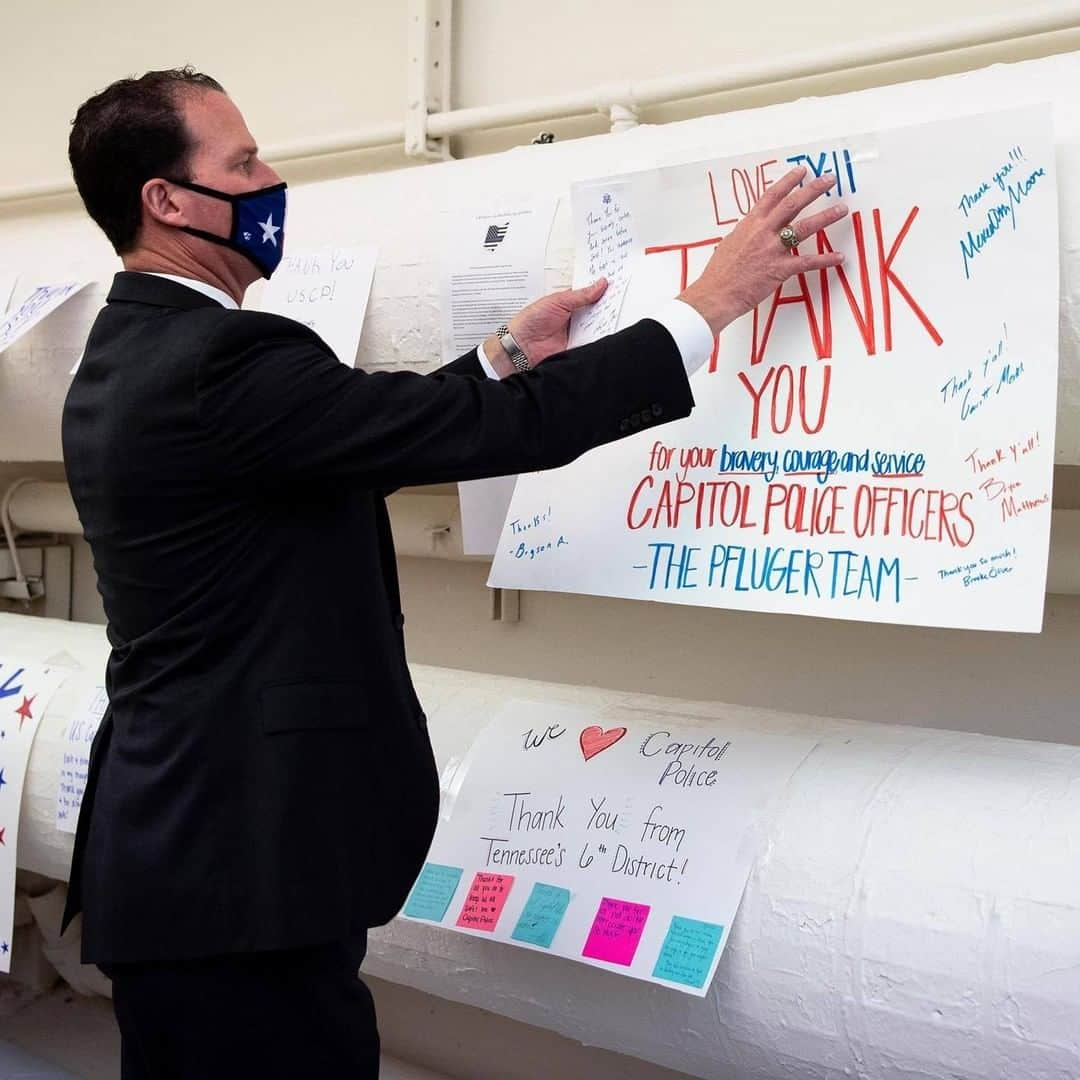 CNNさんのインスタグラム写真 - (CNNInstagram)「Messages supporting US Capitol Police officers are being posted in a tunnel between the Capitol and House office buildings after Wednesday's Capitol attack. “Thank you for your bravery, courage and service,” said one sign. “You are our heroes,” said another.   (📸: Caroline Brehman/CQ-Roll Call/Getty Images, Ali Zaslav/CNN)」1月14日 4時00分 - cnn