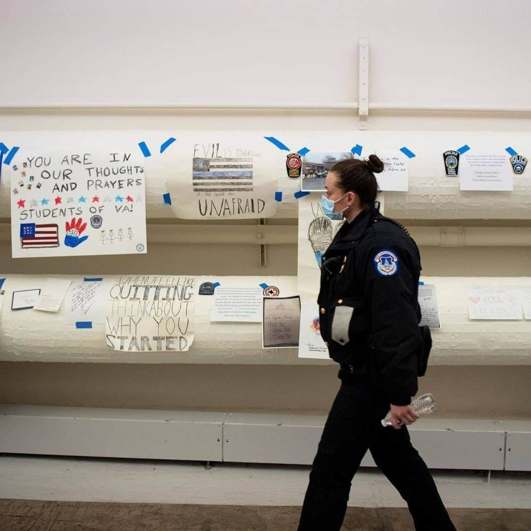 CNNさんのインスタグラム写真 - (CNNInstagram)「Messages supporting US Capitol Police officers are being posted in a tunnel between the Capitol and House office buildings after Wednesday's Capitol attack. “Thank you for your bravery, courage and service,” said one sign. “You are our heroes,” said another.   (📸: Caroline Brehman/CQ-Roll Call/Getty Images, Ali Zaslav/CNN)」1月14日 4時00分 - cnn