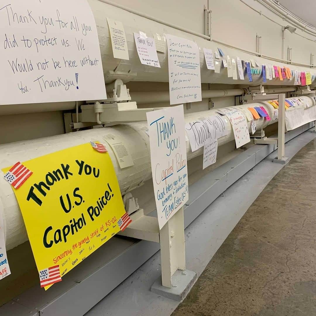 CNNさんのインスタグラム写真 - (CNNInstagram)「Messages supporting US Capitol Police officers are being posted in a tunnel between the Capitol and House office buildings after Wednesday's Capitol attack. “Thank you for your bravery, courage and service,” said one sign. “You are our heroes,” said another.   (📸: Caroline Brehman/CQ-Roll Call/Getty Images, Ali Zaslav/CNN)」1月14日 4時00分 - cnn